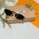 نظارات شمسية من Miu Miu تضيف لمسة من الغموض والرقي إلى كل إطلالة.