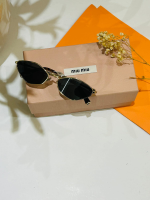 نظارات شمسية من Miu Miu تضيف لمسة من الغموض والرقي إلى كل إطلالة.