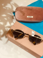 ⁦نظارات شمسية من Miu Miu تضيف لمسة من الغموض والرقي إلى كل إطلالة.⁩ - الصورة ⁦2⁩