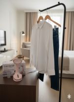 ⁦مكواة بخار يدوية محمولة من ماركة "Universal".⁩ - الصورة ⁦2⁩