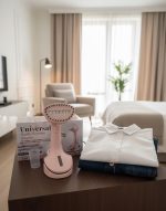 مكواة بخار يدوية محمولة من ماركة "Universal".